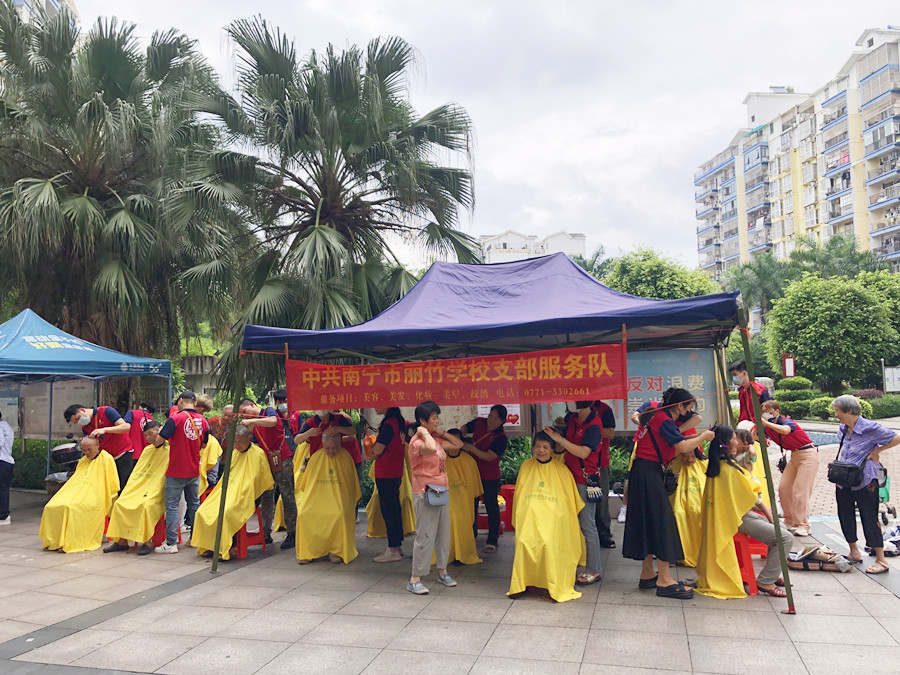 廣西美發(fā)職業(yè)學(xué)校來到澳華社區(qū)公益剪發(fā)