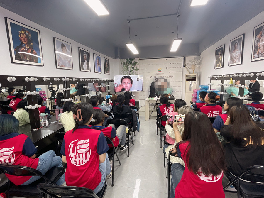 節(jié)目盛典主持人妝容特點(diǎn)，南寧彩妝學(xué)習(xí)