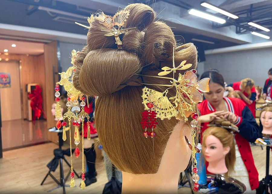 秀禾發(fā)型特點(diǎn)解析，南寧學(xué)化妝造型