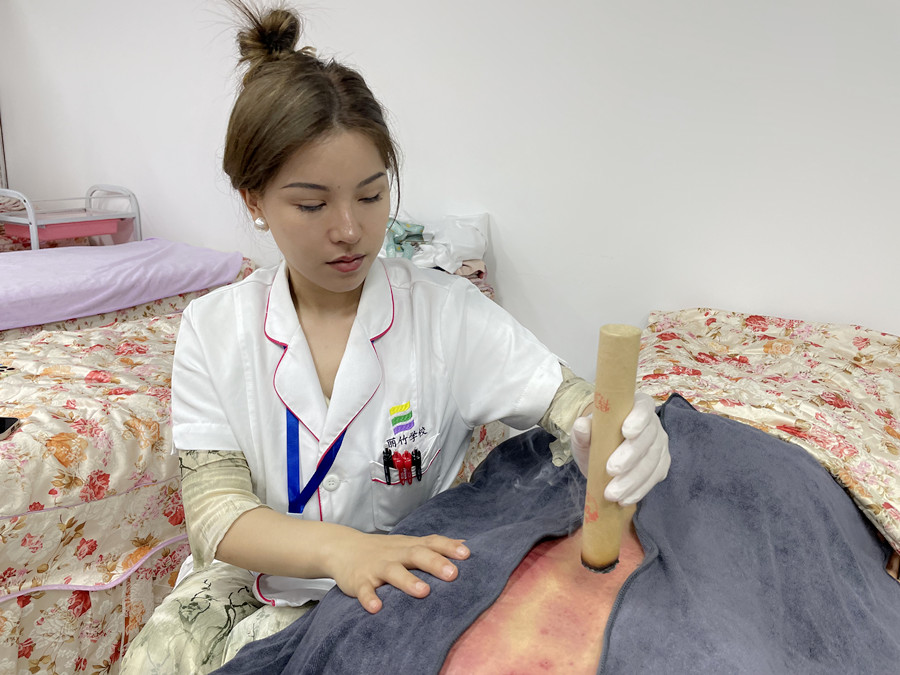 艾條熏背的好處，廣西中醫(yī)美容職校課程分享