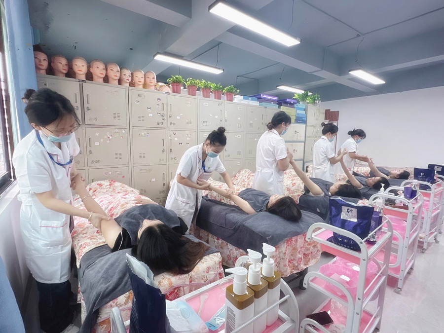 為什么要進行手部護理？南寧美容職業(yè)培訓學校解答