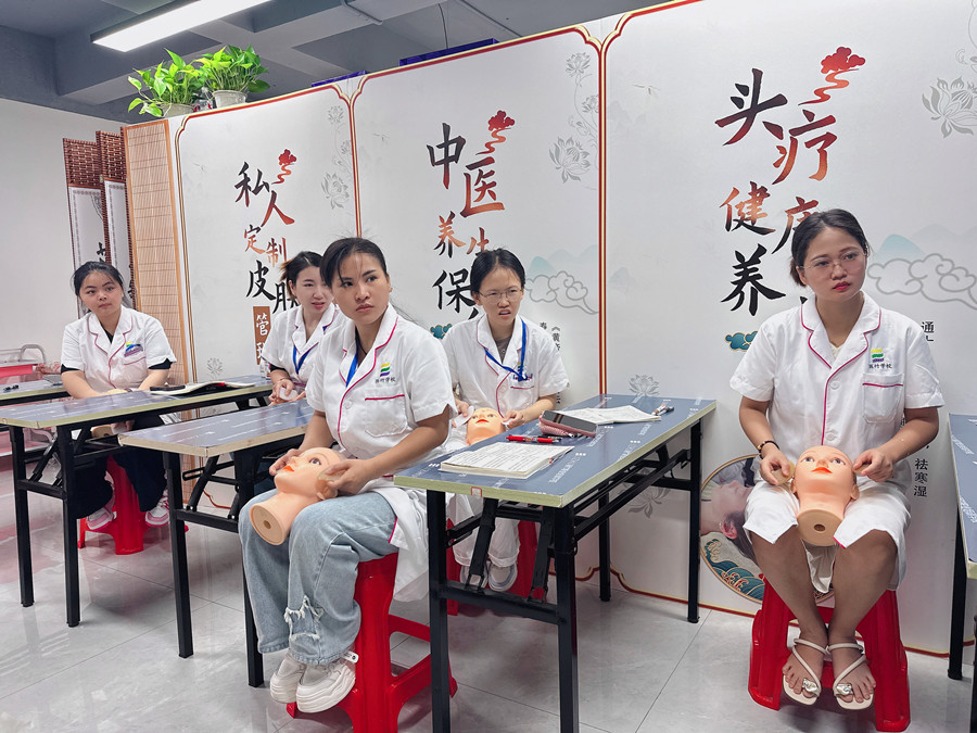 假頭模面部美容教學(xué)，南寧美容培訓(xùn)被認(rèn)可