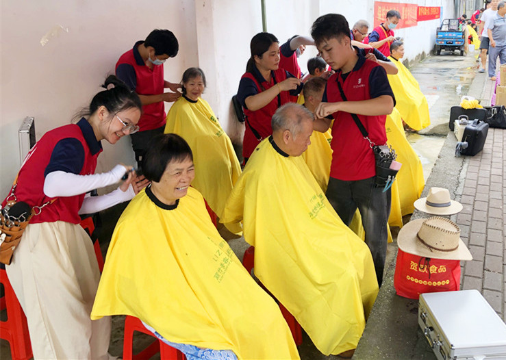 南寧理發(fā)美發(fā)學(xué)校為民免費理發(fā)，個個都是“活雷鋒”