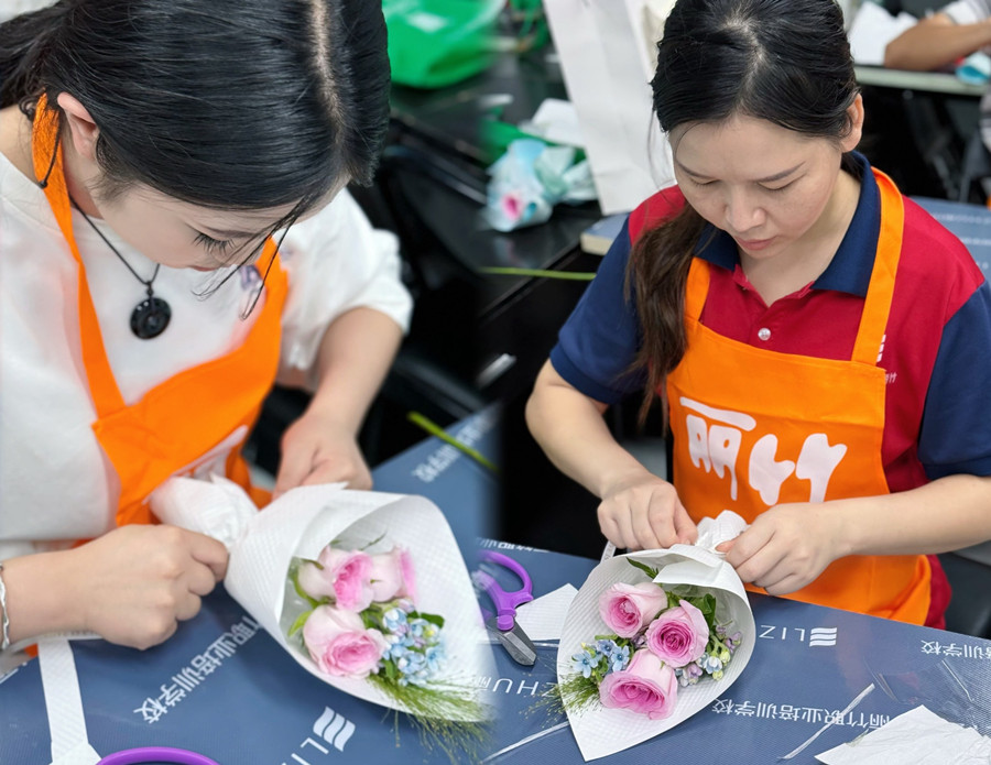 南寧花藝學(xué)校開(kāi)班首日，學(xué)員收獲滿滿