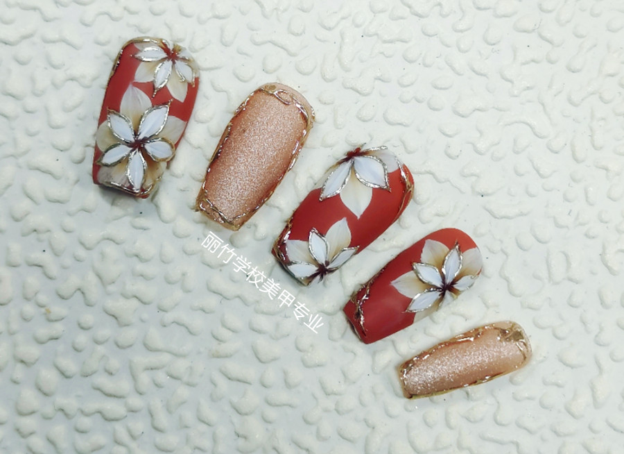 復(fù)古花卉美甲，實(shí)力展示廣西美甲學(xué)校哪家強(qiáng)？