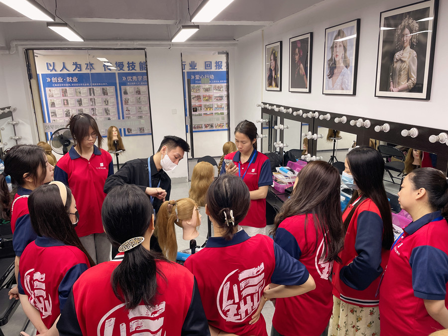 赫本頭發(fā)型手法技巧，南寧化妝發(fā)型學(xué)校分享