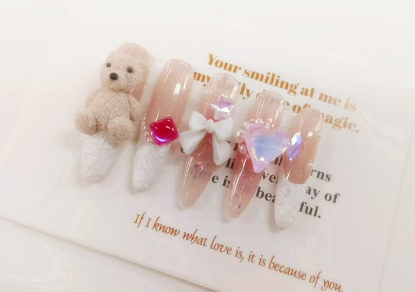 立體小熊雕花美甲，用作品告訴你南寧學(xué)美甲去哪里？