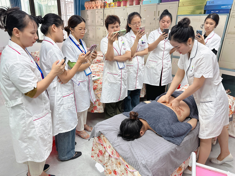 按摩腹部的好處，南寧美容美體實(shí)訓(xùn)講解