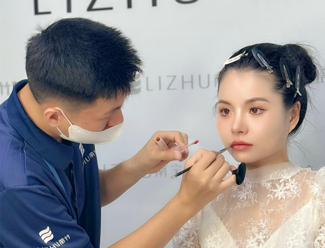 時(shí)尚簡約新娘造型，南寧新娘化妝造型學(xué)校作品