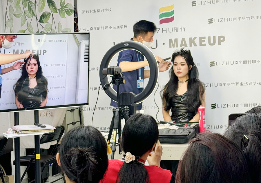 貓系造型課堂手法演示，廣西化妝高彩培訓(xùn)班課堂