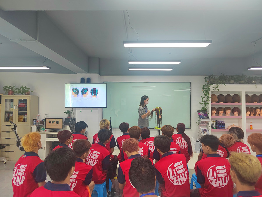 南寧學(xué)燙發(fā)：如何提升標(biāo)準(zhǔn)操作速度？