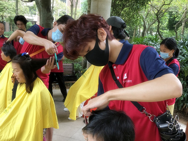 國慶送“禮”，南寧美發(fā)技術(shù)學(xué)校進行免費理發(fā)活動