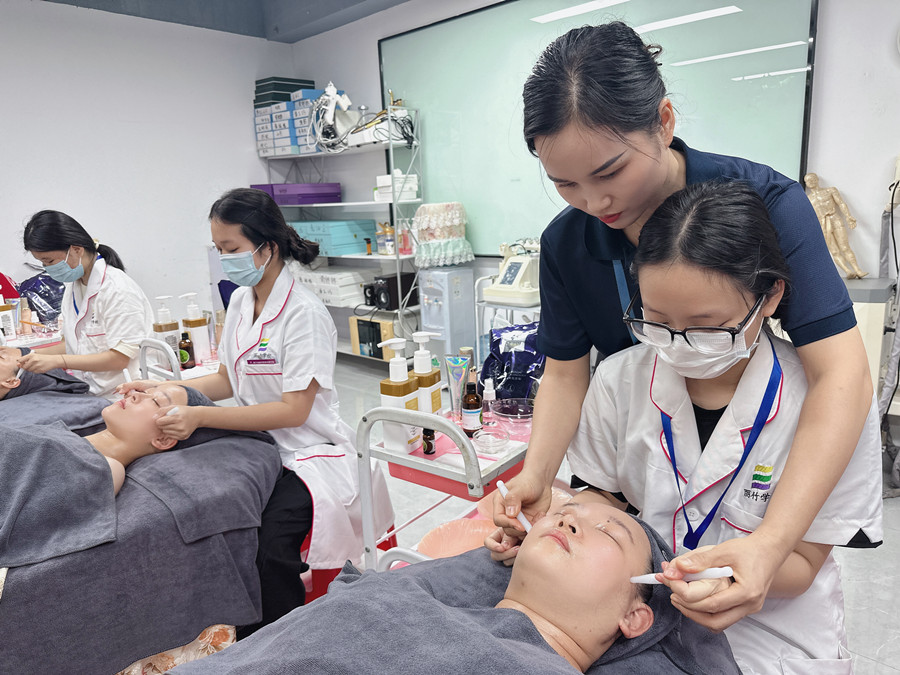 面部撥筋手法考核，南寧皮膚管理培訓(xùn)