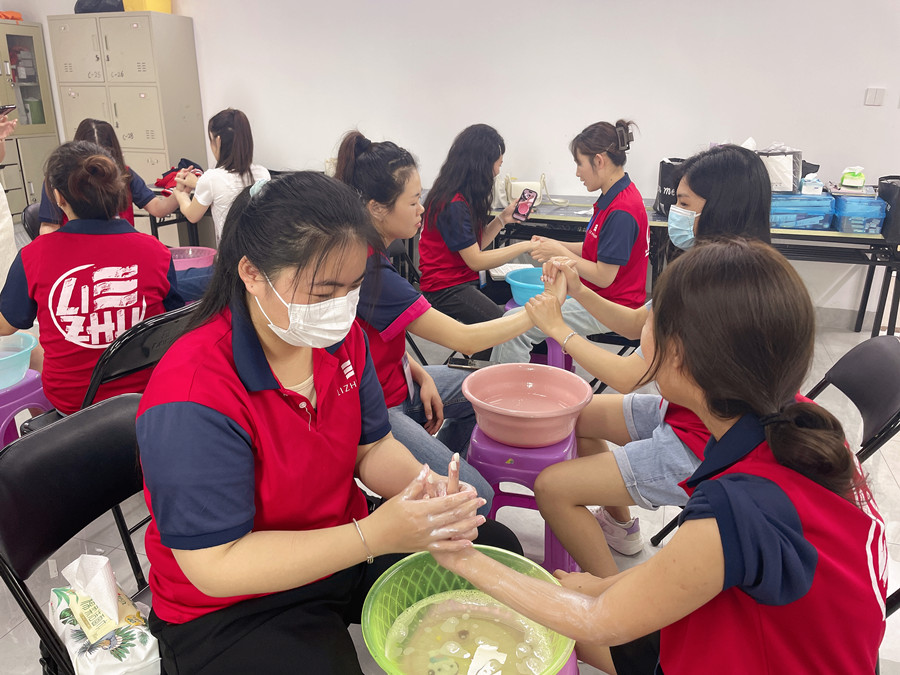 你的指甲為什么有豎線和白點(diǎn)？南寧學(xué)美甲基礎(chǔ)