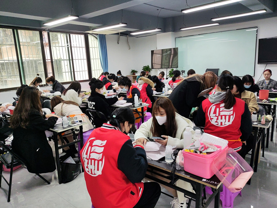 南寧美甲護理培訓：為什么你的指甲又脆又??？