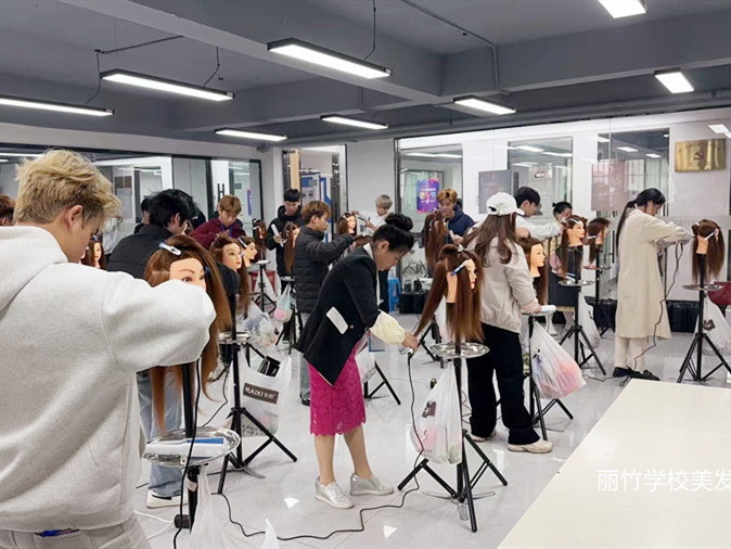 如何拉直發(fā)？南寧燙染培訓零基礎(chǔ)