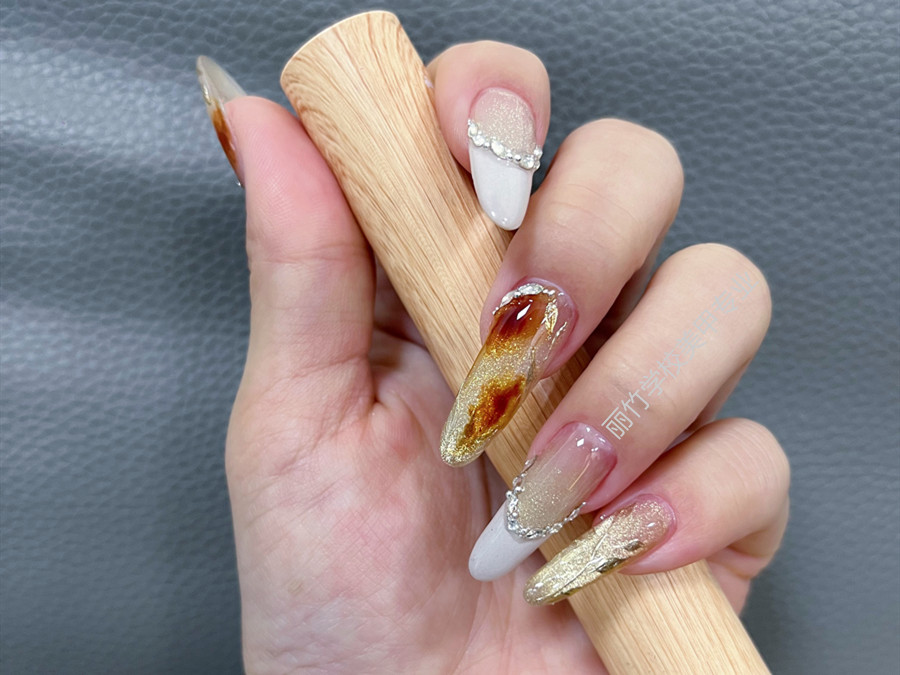 貓眼暈染美甲，廣西美甲課堂學(xué)員作品