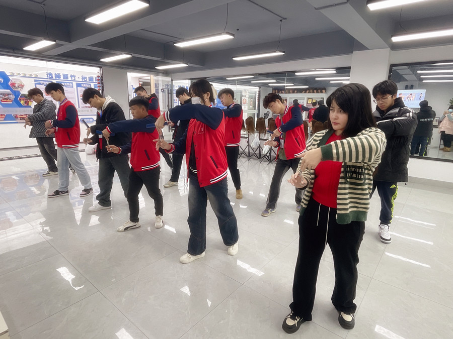 美發(fā)新手如何使用梳子？南寧美發(fā)基礎(chǔ)教學(xué)