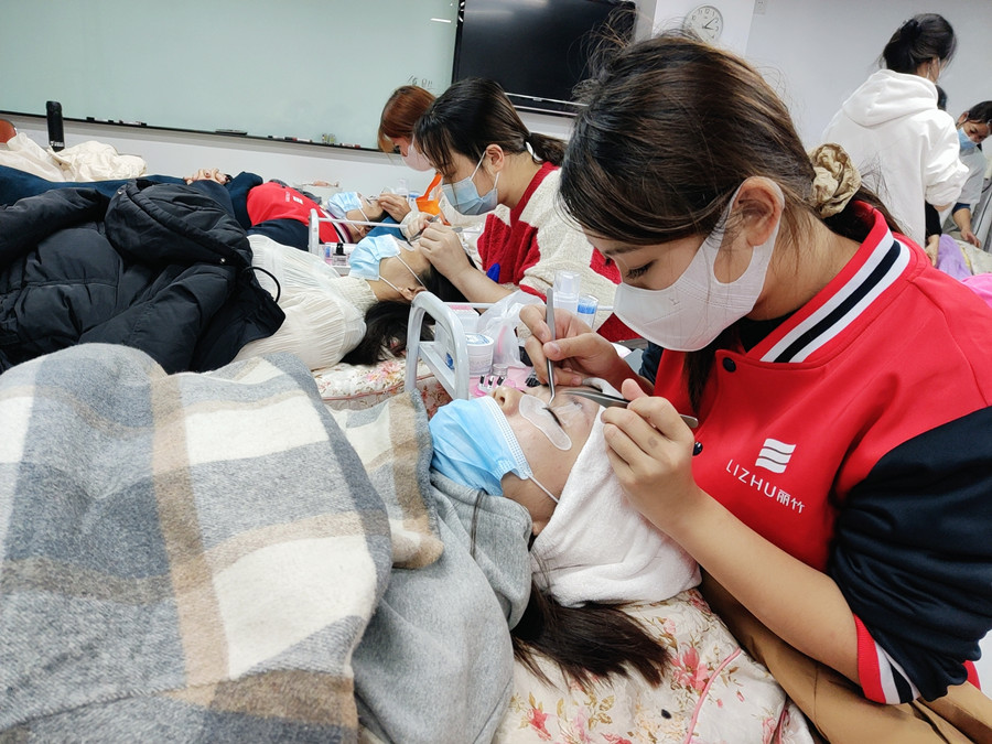 南寧美甲美睫培訓(xùn)：開綜合店為什么要學(xué)美睫？