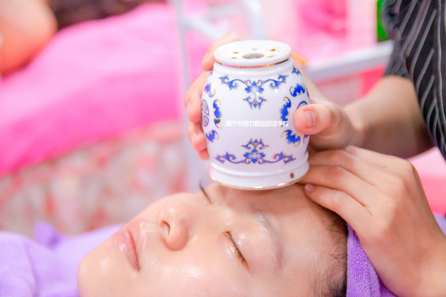 艾灸罐艾灸額頭的好處，廣西艾灸學(xué)校課程講解