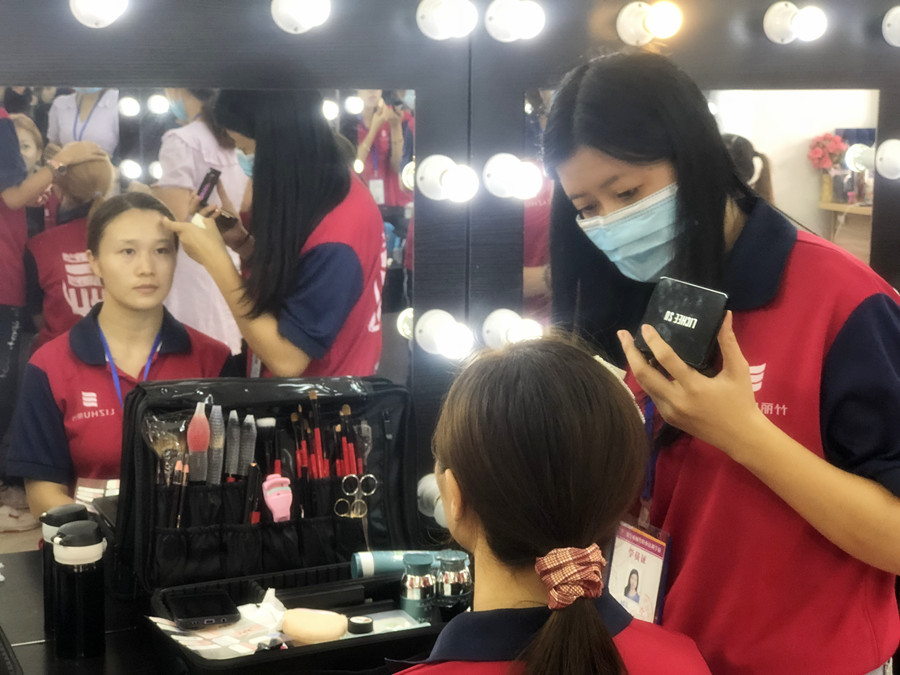 如何打造自然底妝？廣西彩妝教學(xué)基礎(chǔ)