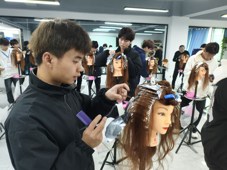 南寧染發(fā)訓練：挑染錫紙包裹技術課