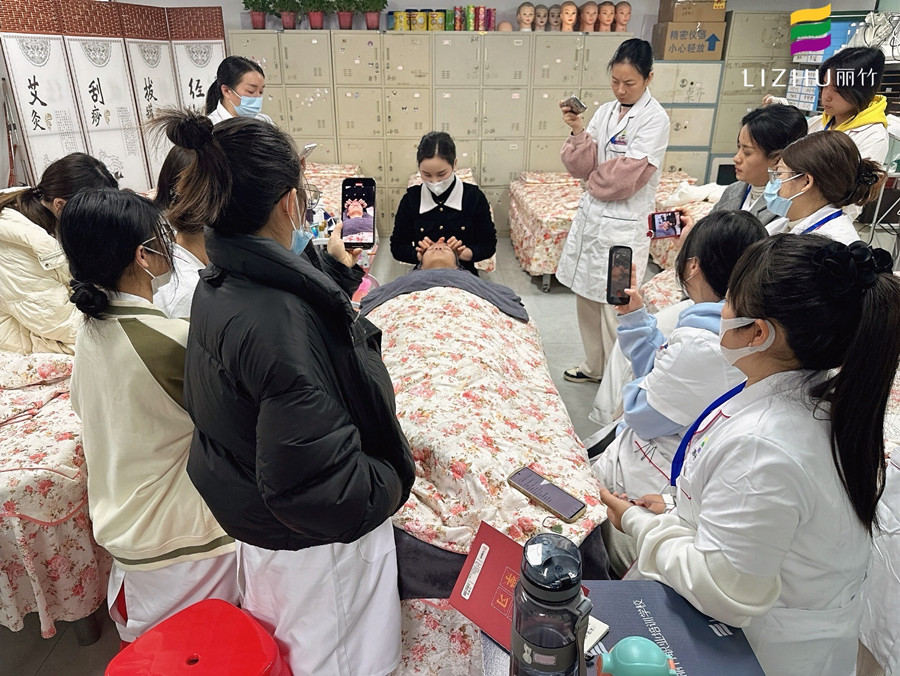 廣西皮膚管理專業(yè)教學(xué)：面部撥筋常用技法