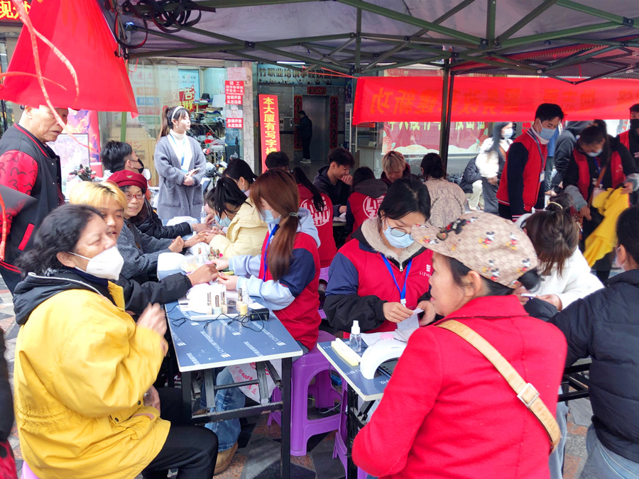 美甲活動(dòng)免費(fèi)，南寧美甲造型專業(yè)學(xué)校開啟“學(xué)雷鋒月”