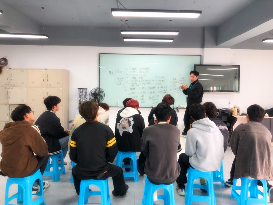 廣西燙發(fā)專業(yè)教案：如何正確蓋白發(fā)？