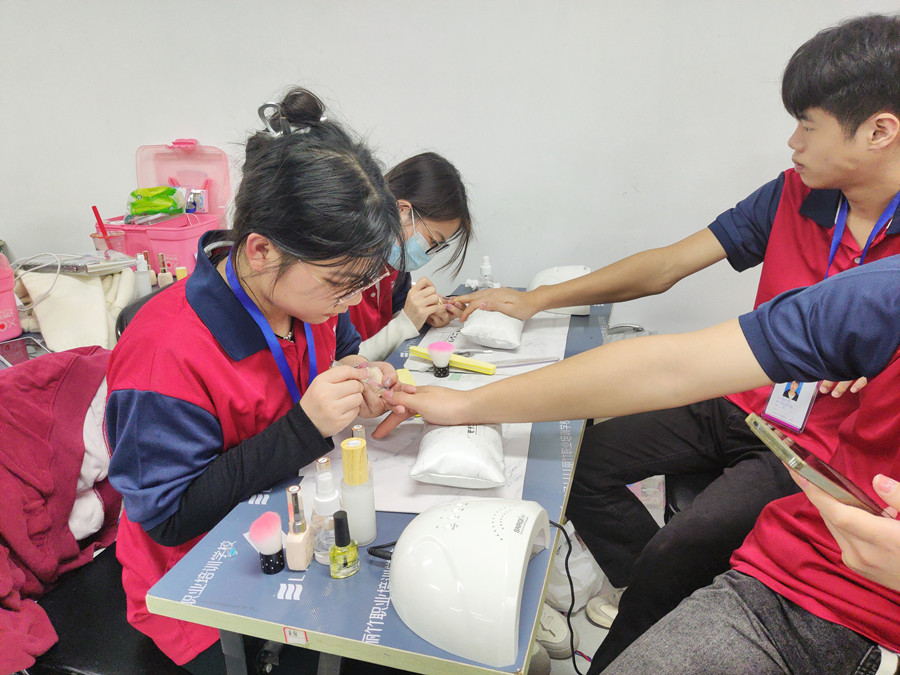 南寧學(xué)美甲的年齡限制？南寧學(xué)美甲去哪里？