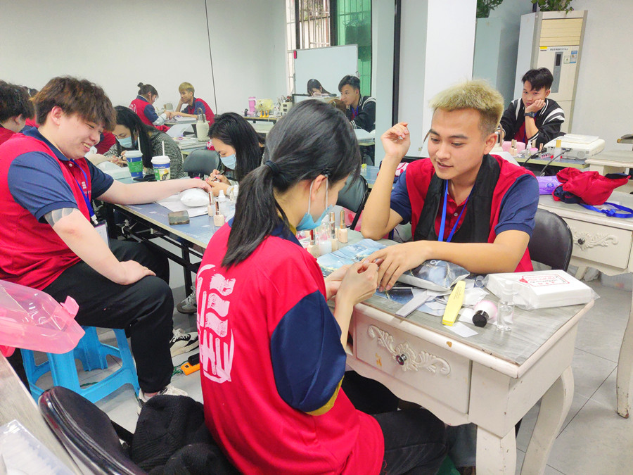 學(xué)美甲從零開(kāi)始：男士美甲如何選擇？