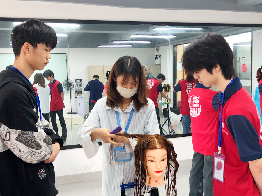 標準杠練習重點，南寧花式燙發(fā)學校解析