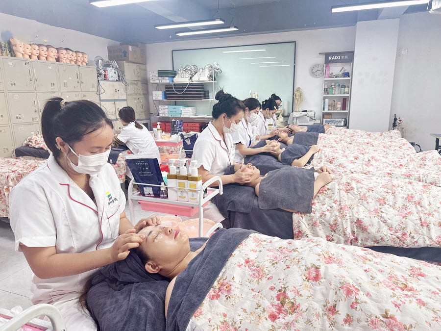 如何使用面霜進(jìn)行面部按摩？南寧教面部按摩