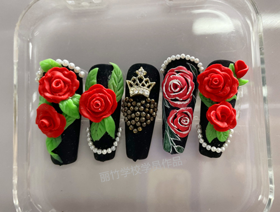 輕奢玫瑰雕花美甲，南寧美甲學(xué)校學(xué)員作品