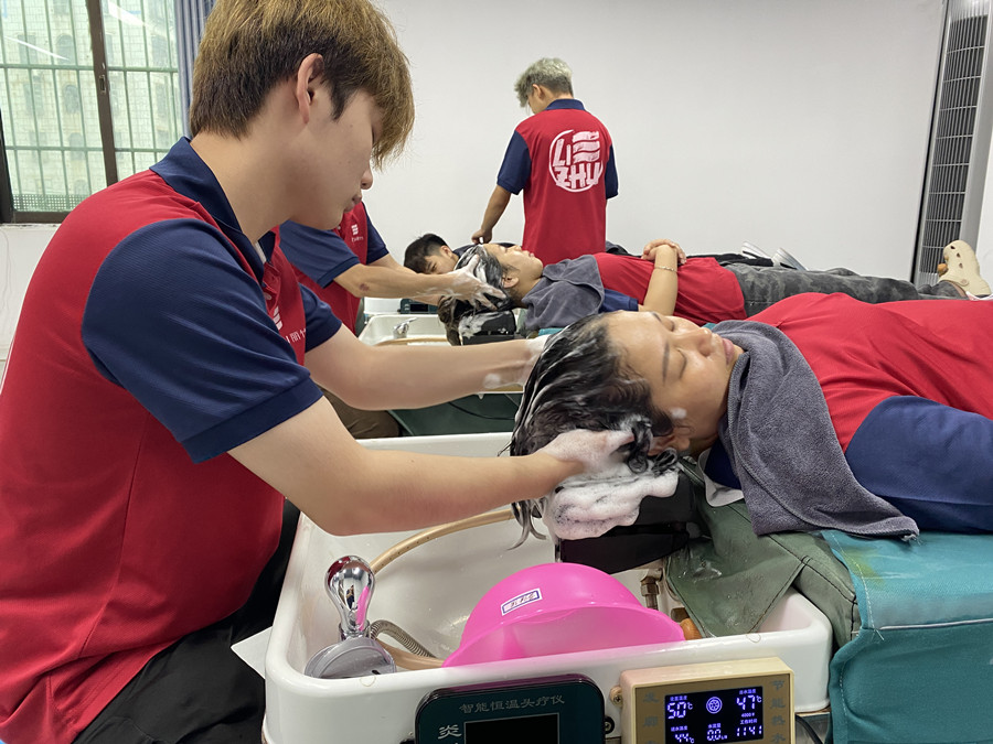 如何成為一個(gè)合格的美發(fā)洗護(hù)師？南寧洗頭專業(yè)