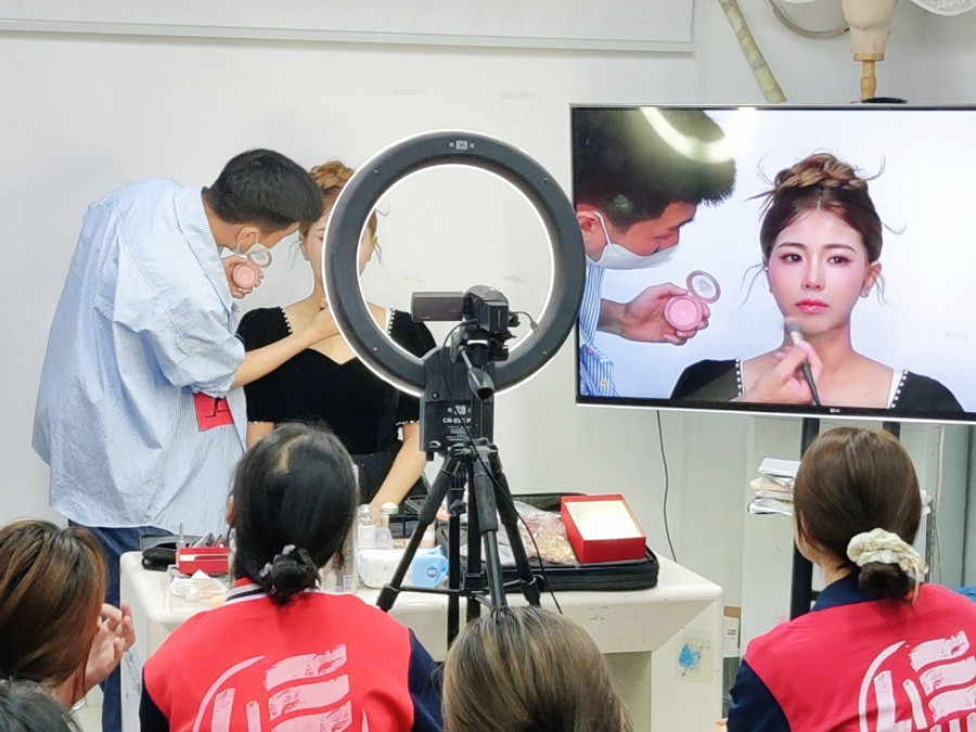 如何畫好千金妝？南寧學(xué)化妝到哪去？