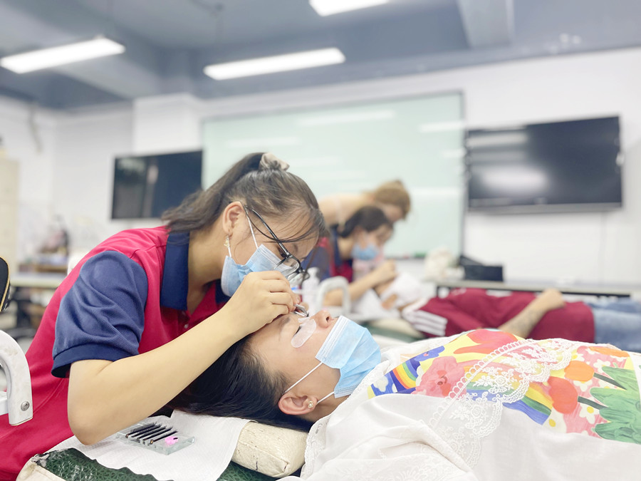 如何成為高價(jià)美睫師？南寧美睫學(xué)校排行分享技巧