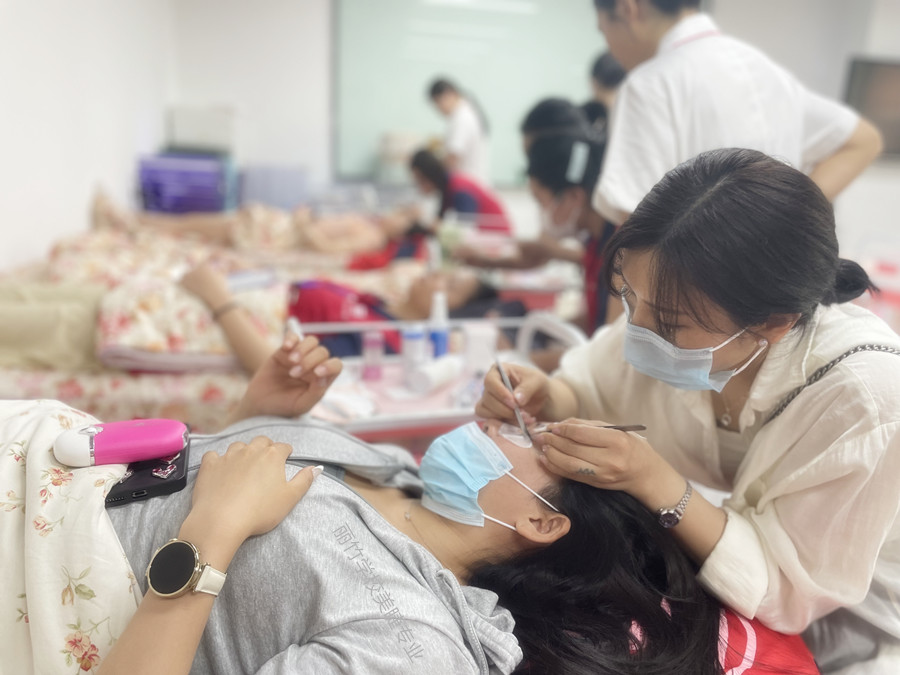 嫁接美睫后如何修補(bǔ)？南寧美睫教學(xué)