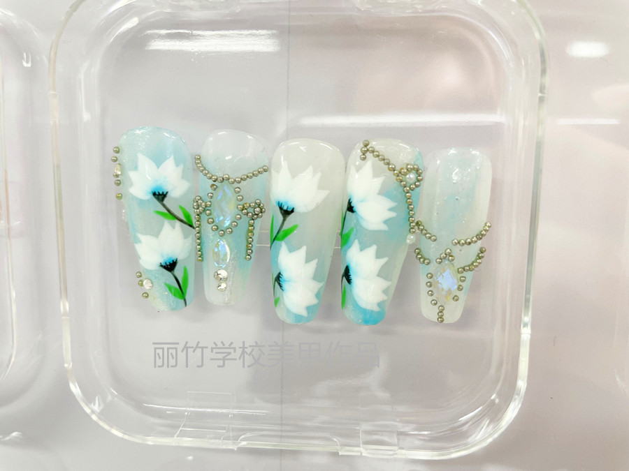 手繪花朵珠鏈美甲，南寧美甲進(jìn)修深造