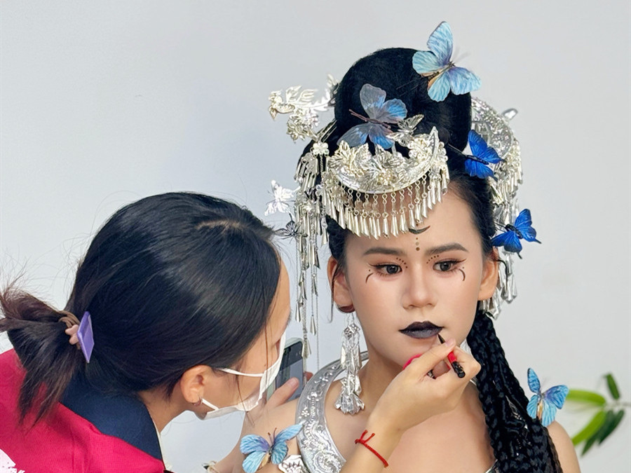 苗疆寫真造型，學(xué)化妝寫真南寧市