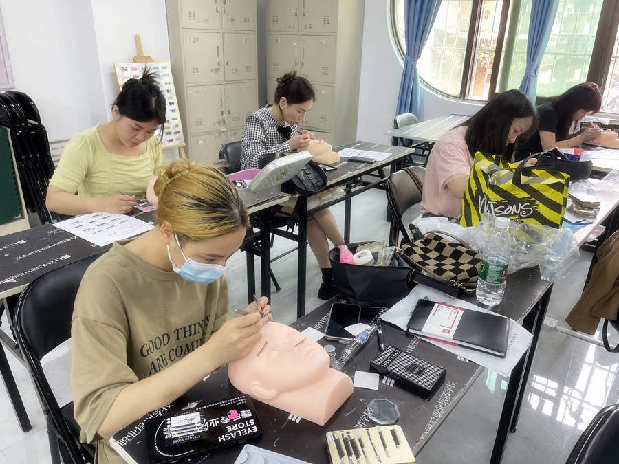 睫毛的基礎(chǔ)知識，南寧美甲培訓(xùn)正規(guī)講解