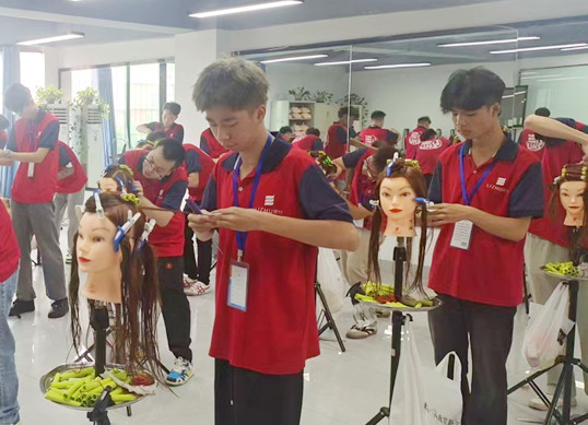 廣西學(xué)美發(fā)有前途嗎？廣西美發(fā)發(fā)展前景