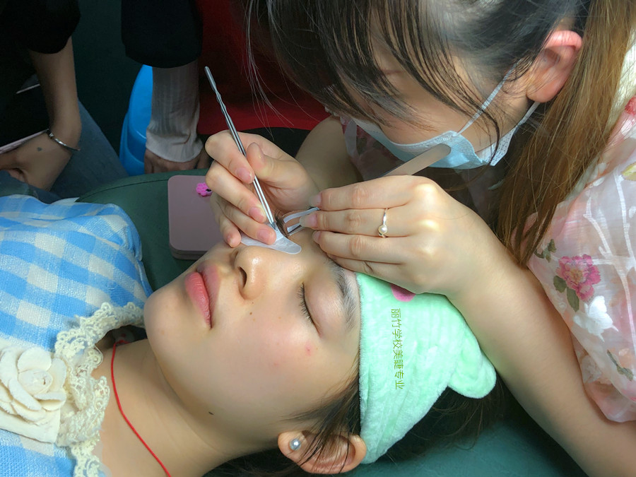 美睫師拿鑷子的標(biāo)準(zhǔn)，美睫教學(xué)零基礎(chǔ)