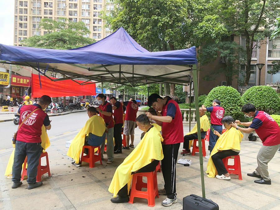 麗竹學(xué)校免費(fèi)理發(fā)服務(wù)送到家，居民連聲感謝