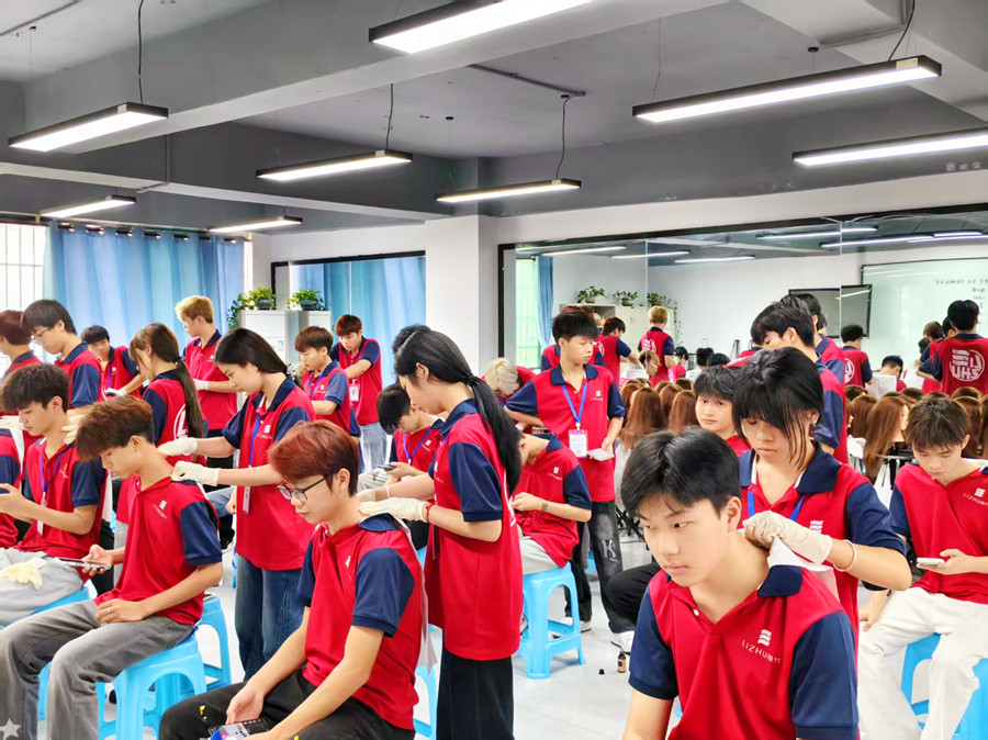 美發(fā)洗護(hù)精油按摩肩頸的好處，廣西洗護(hù)專業(yè)學(xué)校講解