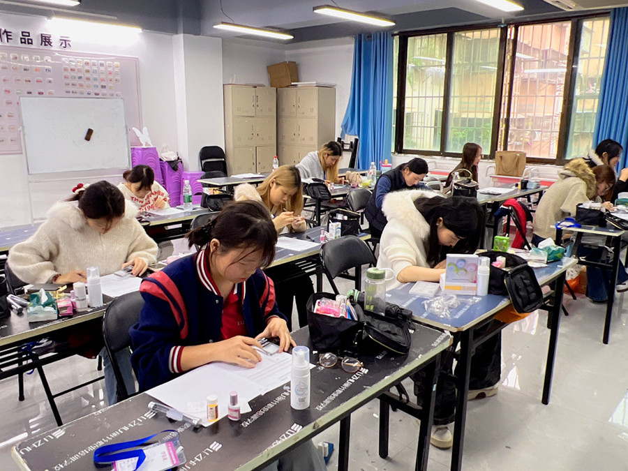 學(xué)美甲零基礎(chǔ)，南寧美甲美睫學(xué)校