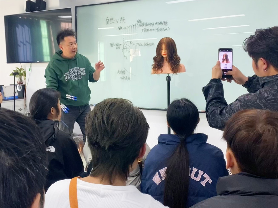 自然V線修剪手法，從零開始學(xué)美發(fā)