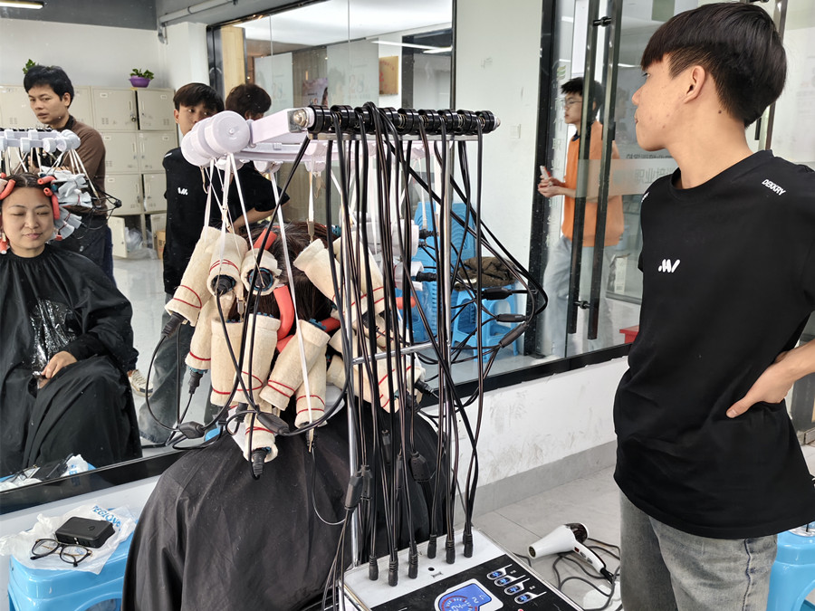 專業(yè)燙發(fā)的前后對比，南寧美發(fā)燙染實(shí)訓(xùn)課堂