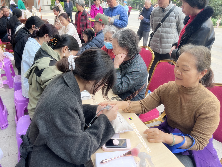 南寧美甲學(xué)校公益活動(dòng)，一場(chǎng)有意義的外出教學(xué)