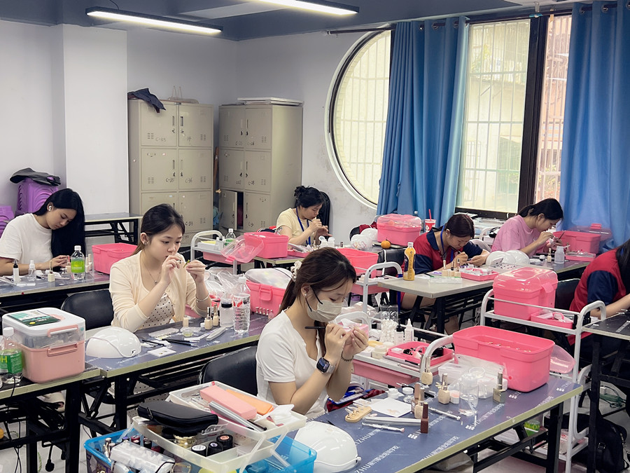 零基礎(chǔ)學(xué)美甲，從手忙腳亂到從容下筆